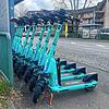 Seit dem 1. April zieren die türkisfarbenen Roller wieder die Straßen von Markdorf. Wie hier an der Bushaltestelle in der Ittendorfer ...