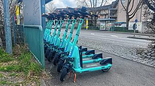 Seit dem 1. April zieren die türkisfarbenen Roller wieder die Straßen von Markdorf. Wie hier an der Bushaltestelle in der Ittendorfer ...