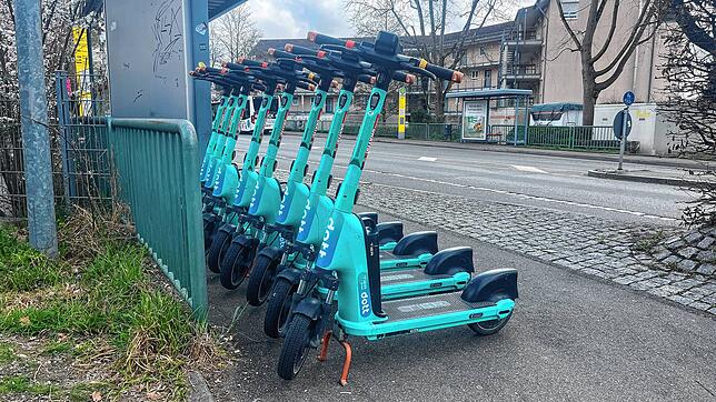 Seit dem 1. April zieren die türkisfarbenen Roller wieder die Straßen von Markdorf. Wie hier an der Bushaltestelle in der Ittendorfer ...