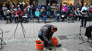 Fabian Leitz verlegt den Stolperstein für Tana Guttmann beim Gebäude Scheffelstraße 26. Rechts im Bild der Historiker Axel Huber, der ...
