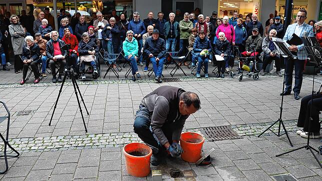 Fabian Leitz verlegt den Stolperstein für Tana Guttmann beim Gebäude Scheffelstraße 26. Rechts im Bild der Historiker Axel Huber, der ...