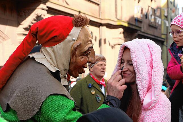Bild 13: Bunter Einzug zum Narrenbaumstellen in Meßkirch