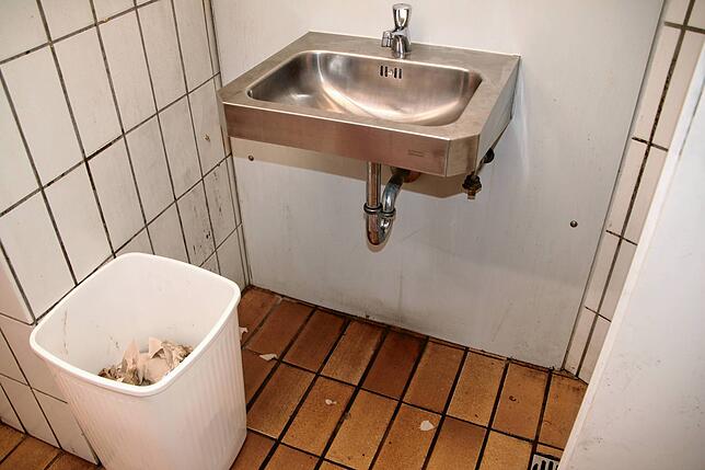 Der Bereich um das Waschbecken in der öffentlichen Toilette am Busbahnhof in Waldshut ist zum Testzeitpunkt unordentlich.