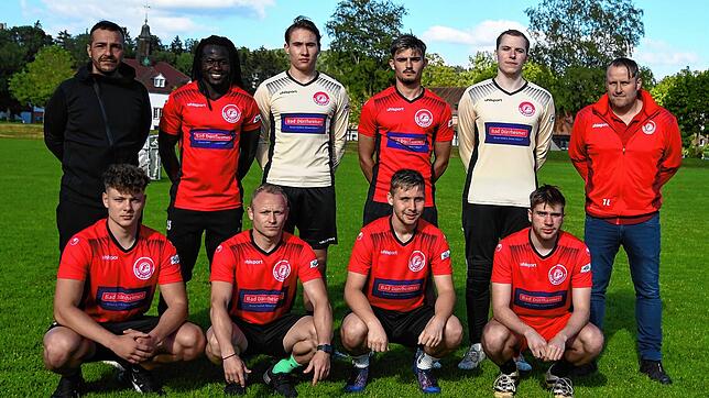 Die Neuzugänge des FC Bad Dürrheim (stehend von links): Trainer Enrique Blanco, Almami Camara (DJK Villingen), Yannis Tränkner (eig. ...