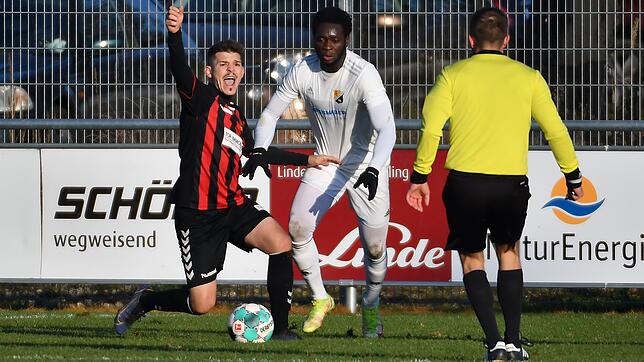 Endlich fit: Paul Mendy vom SV 08 Laufenburg (rechts) &ndash; hier im Zweikampf mit dem Rheinfelder Almin Mislimovic &ndash; steht ...