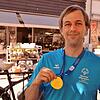 Julian Rublack zeigt seine Goldmedaille, die er im Badminton bei den nationalen Spielen der Special Olympics in Berlin holte. Der ...