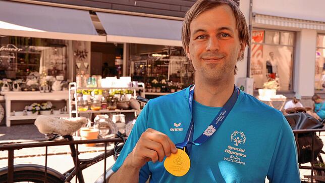 Julian Rublack zeigt seine Goldmedaille, die er im Badminton bei den nationalen Spielen der Special Olympics in Berlin holte. Der ...