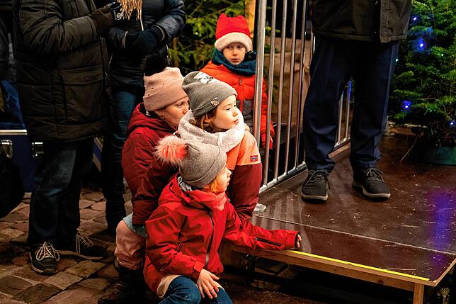 Aufmerksam lauschten die Kinder der Weihnachtsgeschichte von Jürgen Roth.