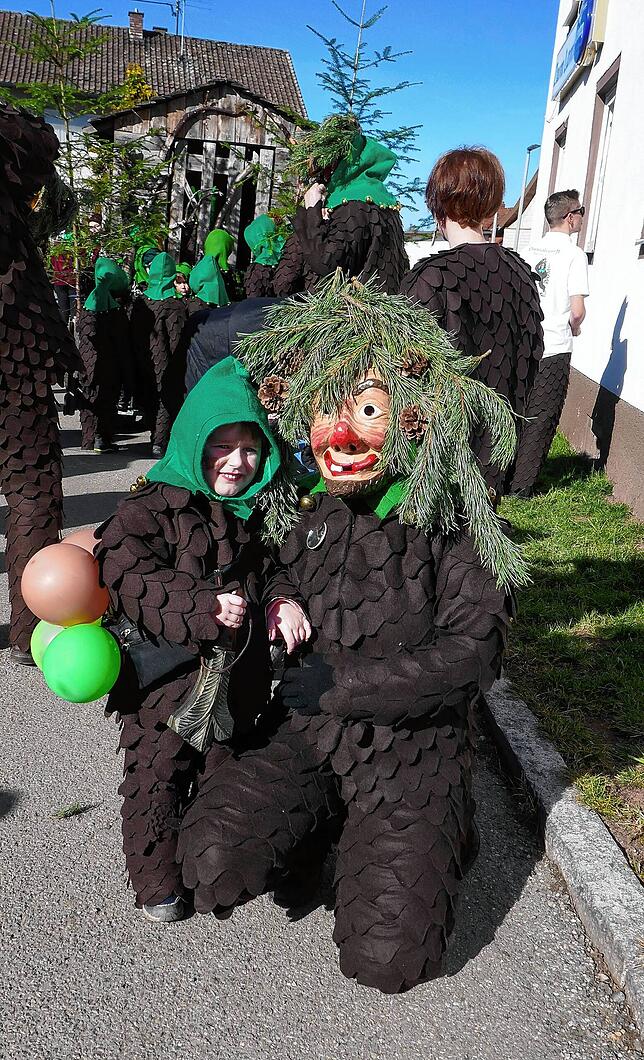 Selbst die jüngsten Osemalis sind beim Umzug in Tannheim dabei.