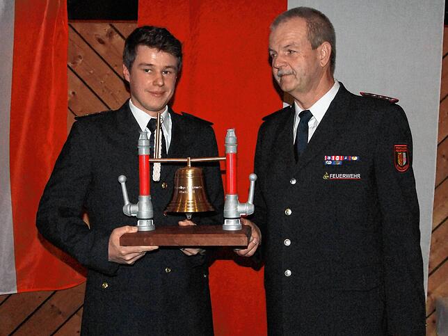 Der neue Kommandant der Freiwilligen Feuerwehr Radolfzell, Tobias Oechsle, erhielt von seinem Stellvertreter Stefan Moser (rechts) auf ...