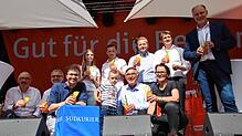 Freuen sich, dass das Singener Stadtfest wieder stattfindet: Die Veranstalter bei der Eröffnung auf der Sparkassen-Bühne. Ganz rechts ...