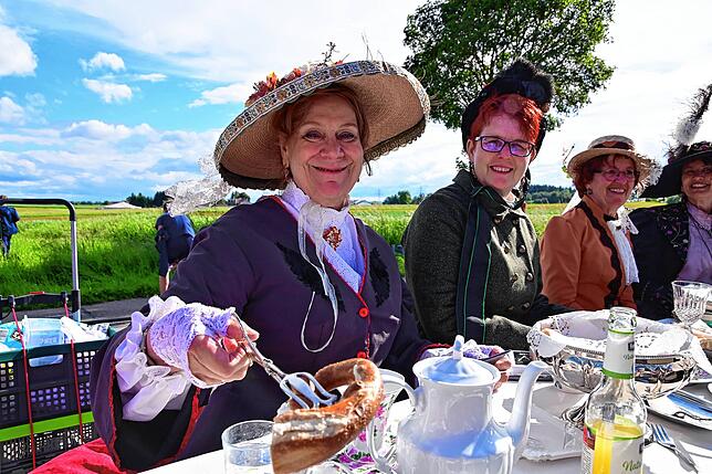 Bild 17: Tausende feiern an der Langen Tafel bei Schnittchen und Fleischbällchen