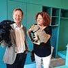 Oberbürgermeister Philipp Frank und Kulturamtsleiterin Kerstin Simon spielen mit den neuen Maskottchen der Stadtbibliothek Waldshut: ...
