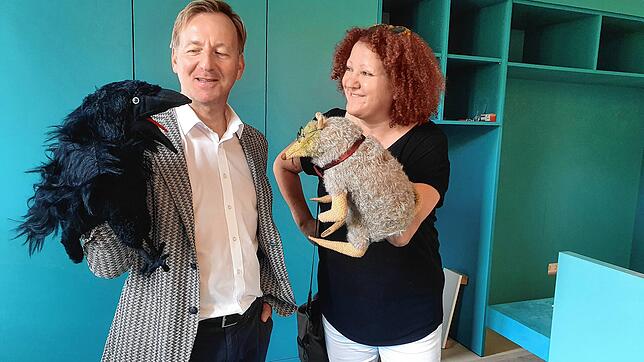 Oberbürgermeister Philipp Frank und Kulturamtsleiterin Kerstin Simon spielen mit den neuen Maskottchen der Stadtbibliothek Waldshut: ...