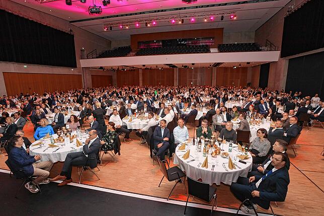 580 Plätze in der Singener Stadthalle waren bei der Abendgesellschaft mit Gästen aus Wirtschaft, Politik und Gesellschaft besetzt.