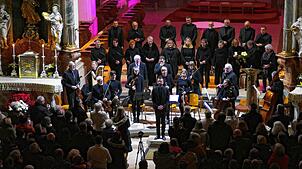 Das Publikum würdigte die Leistung der Chormusik Rast-Bichtlingen sowie von Orchester und Organist am Ende verdienterweise mit stehenden ...