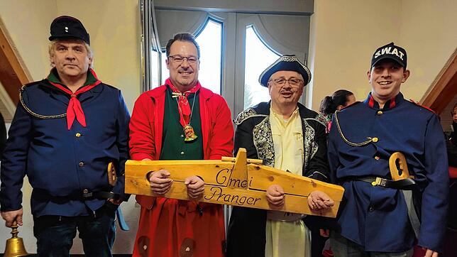 Bürgermeister Marcel Schneider (zweiter von links) und Pater Roman am Gemeindepranger.