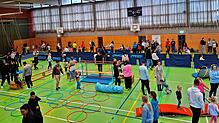 Große und kleine Besucher erfüllen die aufgebauten Stationen mit Leben. Das „Abenteuer Sporthalle“ kommt in Lottstetten, Altenburg und ...