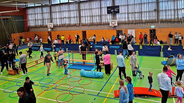 Große und kleine Besucher erfüllen die aufgebauten Stationen mit Leben. Das „Abenteuer Sporthalle“ kommt in Lottstetten, Altenburg und ...