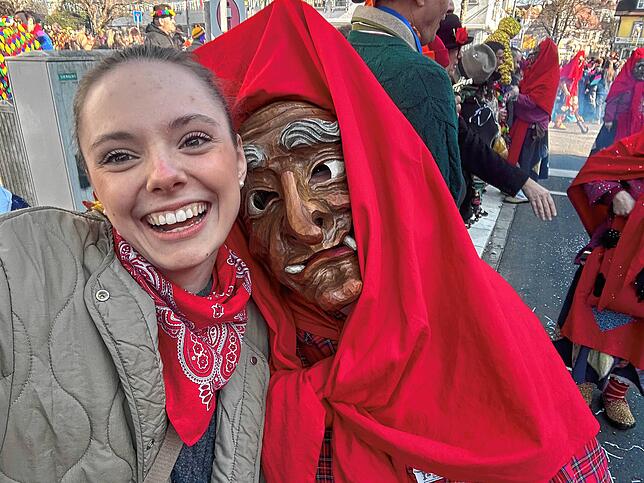 SÜDKURIER-Reporterin Laura-Madeleine Haunstein wird auf dem Umzug herzlich von den Heilsberghexen empfangen.