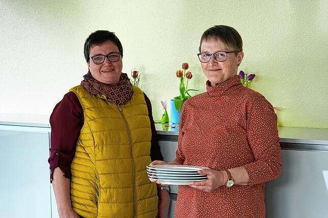 Die beiden Hauswirtschaftslehrerinnen der Justus-von-Liebig-Schule Waldshut: Christine Knopf (in rot) und Julia Holzmayr (in gelb).