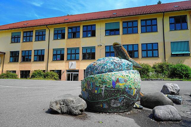 Der Brunnen ist eine Art Wahrzeichen des Wiestorschule.