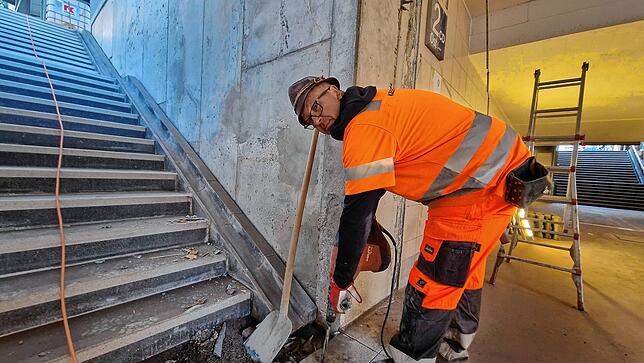 Marco Schof arbeitet an der Sanierung des Friedrichshafener Stadtbahnhofs. Für ihn bedeutet der Streik: In Ruhe arbeiten.