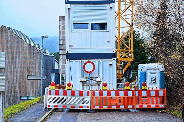Eine Baustellenabsperrung stoppte die waghalsige Verfolgungsjagd.