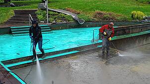 Mit Hochdruck und Dampf machen die Mitglieder des Fördervereins das Naturbad Frickingen-Leustetten sommerfein. Hier sind Thomas König ...