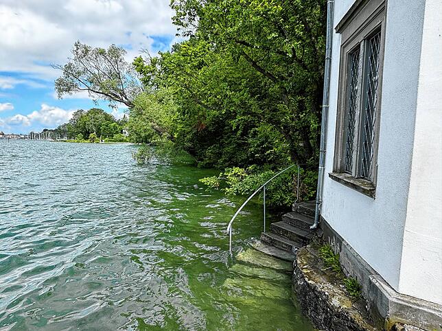 Auch die Treppenstufen, die sonst zum Wasser führen, stehen größtenteils unter Wasser.