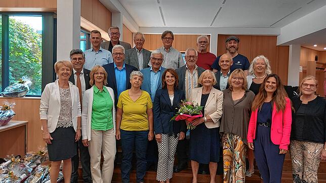 Ehrungen und Verabschiedungen (hinten, von links): Christian Mauch, Volker Jungmann, Rolf Schmidt, Carsten Quednow, Rolf Rüttnauer, ...