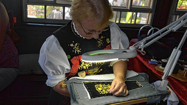 Auch die Trachtenstickerei gehört zum traditionellen Handwerk, das in Bernau bei den Holzschneflertagen gezeigt wird.  Bild: Christiane ...