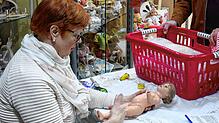 Puppendoktorin Vreny Kunz untersucht den Reparaturbedarf an einer Puppe. Sie denkt noch lange nicht ans Aufhören.