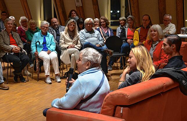 Die Zeitzeugenrunde in der Mittleren Kaplanei mit Christa Emmans, Sabine Groß und Ferhat Cicek wird von Irmgard Teske moderiert.