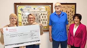 Große Freude bei Stefanie Backschat, Iris Sperling, Andreas Becker und Claudia Huber (von links): Mit 1300¦Euro werden die Kinder des ...