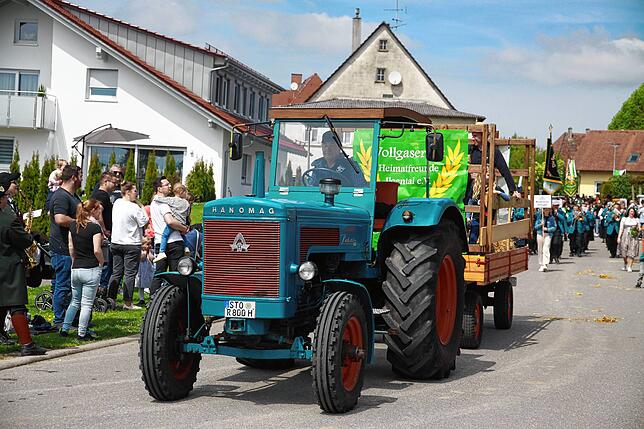 Bild 14: Gute Stimmung beim Jubiläumsumzug des Musikvereins Liggersdorf im Rahmen des Bezirksmusikfestes