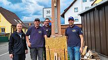 Die Landjugendmitglieder, Vorsitzender Alexander Kopp (von links), Schriftführer Eric Köhler, Andreas und Markus Müller, renovieren S‘ ...