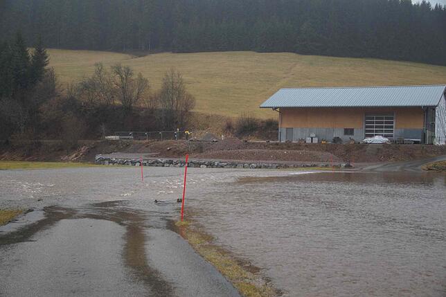 Bild 5: Land unter im Bregtal &ndash; Feuerwehren sind im Einsatz