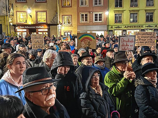 Bild 9: Mehr als 700 Menschen demonstrieren für mehr Menschlichkeit und Toleranz