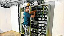 Gerade ausgelernt, ist Landessieger Lucas Hermann aus Triberg vertraut im Umgang mit vielen Stromleitungen.  Bild: Jürgen Fichter