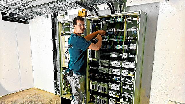 Gerade ausgelernt, ist Landessieger Lucas Hermann aus Triberg vertraut im Umgang mit vielen Stromleitungen.  Bild: Jürgen Fichter
