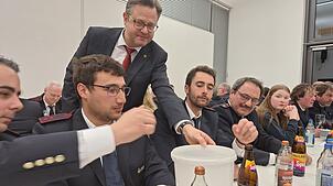 Ein gut gelaunter Wahlleiter: Bürgermeister Henrik Wengert beim Einsammeln der Stimmzettel bei der Hauptversammlung der Feuerwehr.