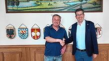 Die Wette gilt: SÜDKURIER-Redakteur Dirk Thannheimer (links) fordert am Samstag, 17 Mai, Pfullendorfs Bürgermeister Ralph Gerster zu ...