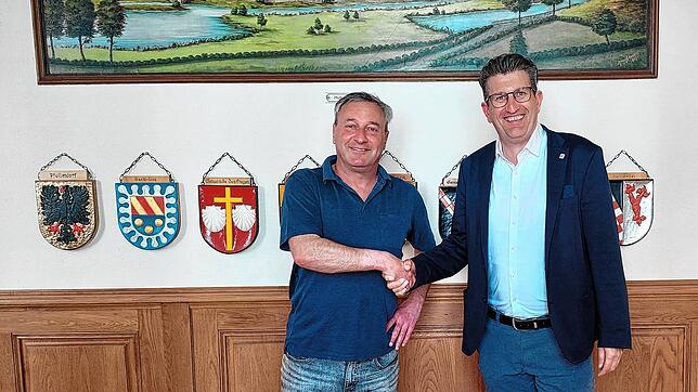 Die Wette gilt: SÜDKURIER-Redakteur Dirk Thannheimer (links) fordert am Samstag, 17 Mai, Pfullendorfs Bürgermeister Ralph Gerster zu ...