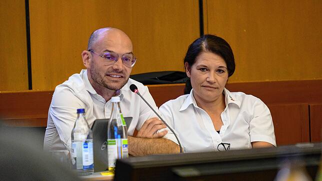Matthias Schadow und Christiane Hirt stellen die Jahresberichte der DLRG und des Deutschen Roten Kreuzes im Immenstaader Gemeinderat ...