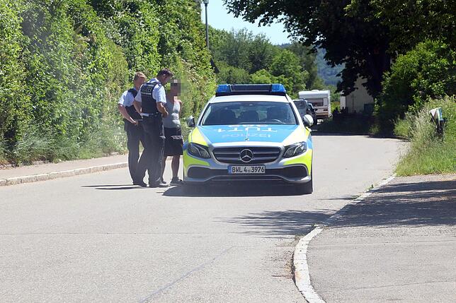 Der mutmaßliche Tatverdächtige wird von zwei Polizeibeamten im Bereich des Geisinger Bahnhofs vorläufig festgenommen.