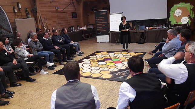 Nicht nur zuhören, sondern selbst gestalten: Stefanie Aufleger bezog ihr Publikum mit einem Spiel in das „Steauf-Prinzip“ ...