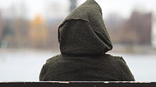 Die Trauma-Patientin Simone beim Blick über den Konstanzer Trichter an der Seestraße. Ihr richtiger Name ist dem SÜDKURIER bekannt, aus ...