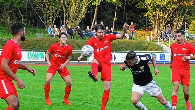 Tor: Sandro Knab (2. von rechts) erzielte per Kopf das Tor zum 2:1 für den SV 08 Laufenburg gegen den FC Bad Krozingen. Am Ende reichte ...