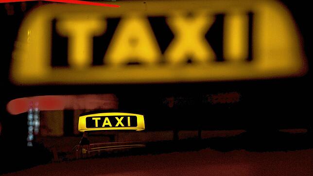 (Symbolbild) Ein Taxi-Fahrer hat in Kreuzlingen eine Seniorin vor dem Verlust von tausenden Franken bewahrt.
